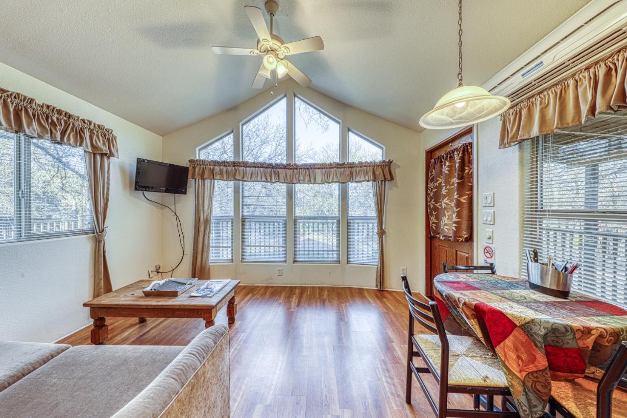 Vila The Pecan @ Mendelbaum Winery Guest Cabins Fredericksburg Exteriér fotografie